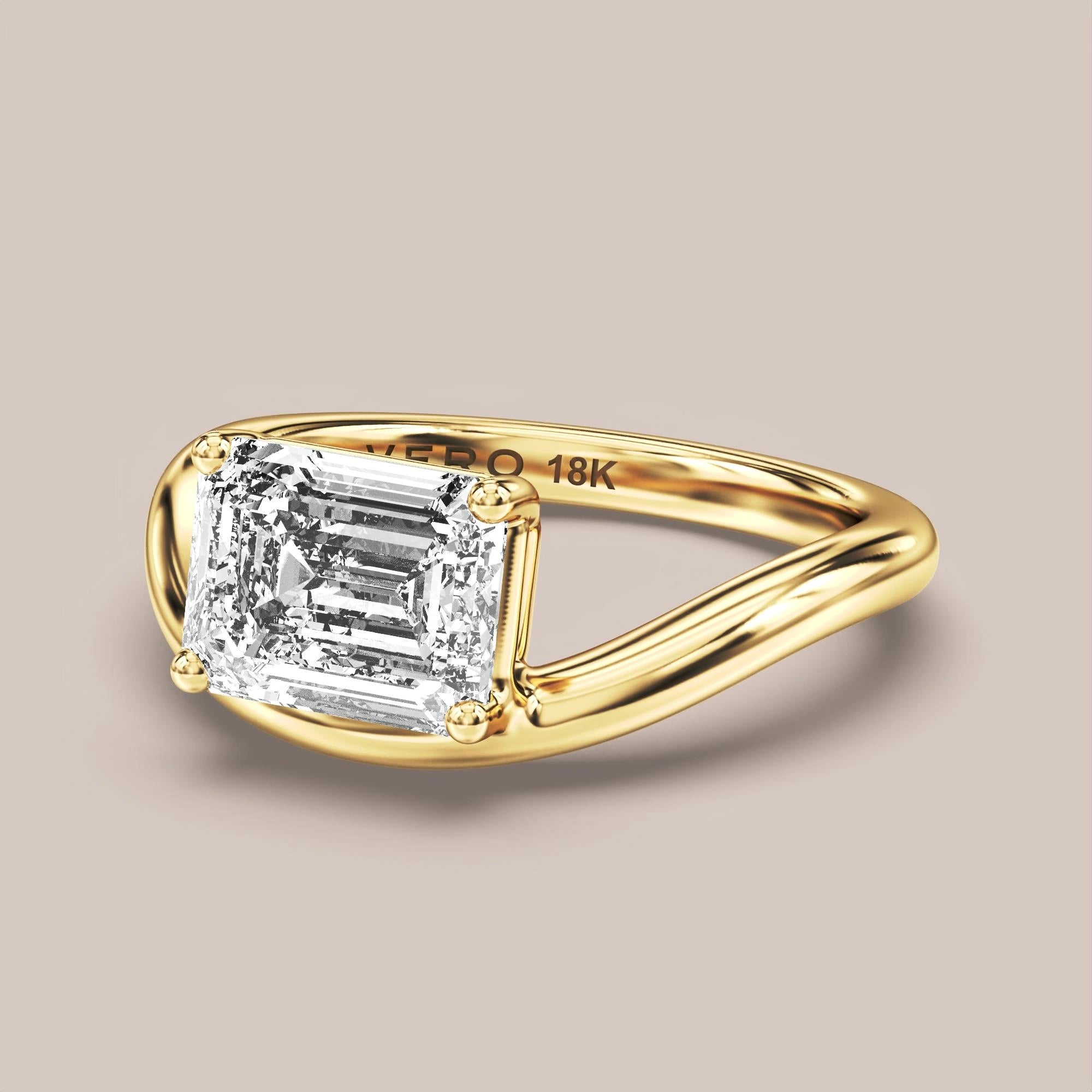 V05 Free Form Bypass in 18K yellow gold with a emerald diamond