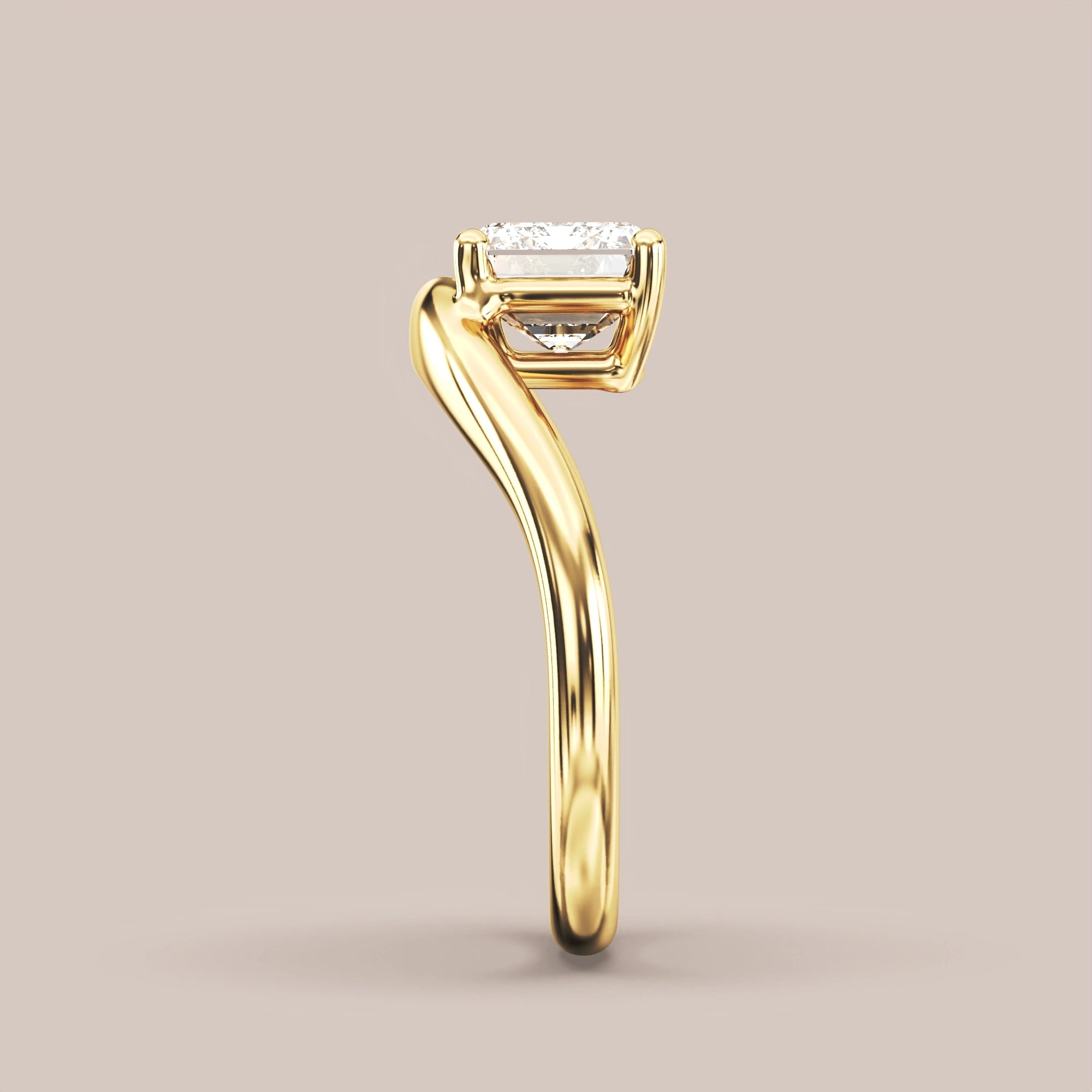 V05 Free Form Bypass in 18K yellow gold with a emerald diamond