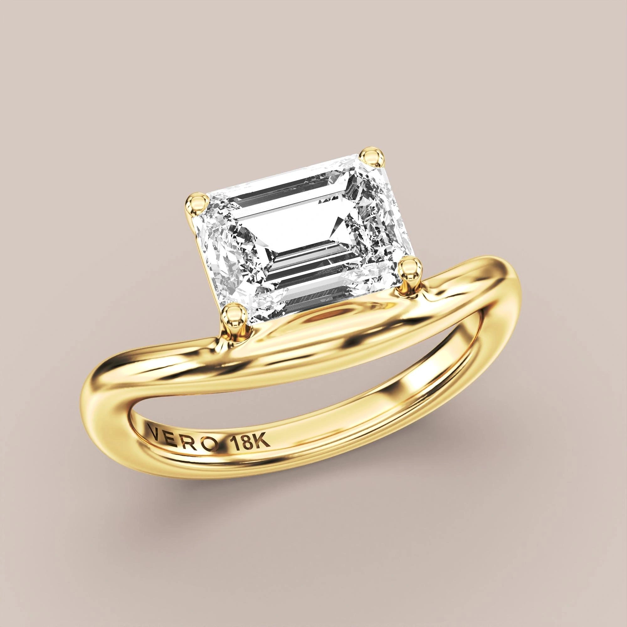 V05 Free Form Bypass in 18K yellow gold with a emerald diamond