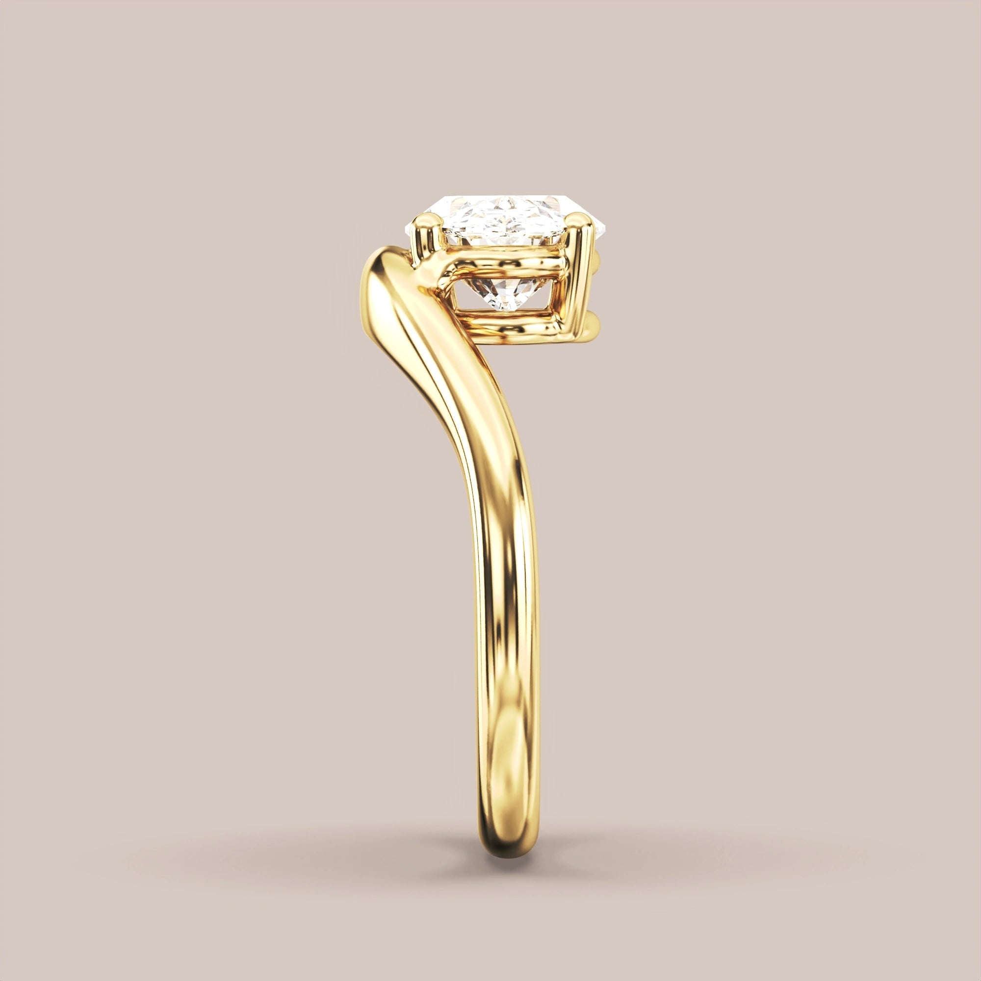 V05 Free Form Bypass in 18K yellow gold with a oval diamond